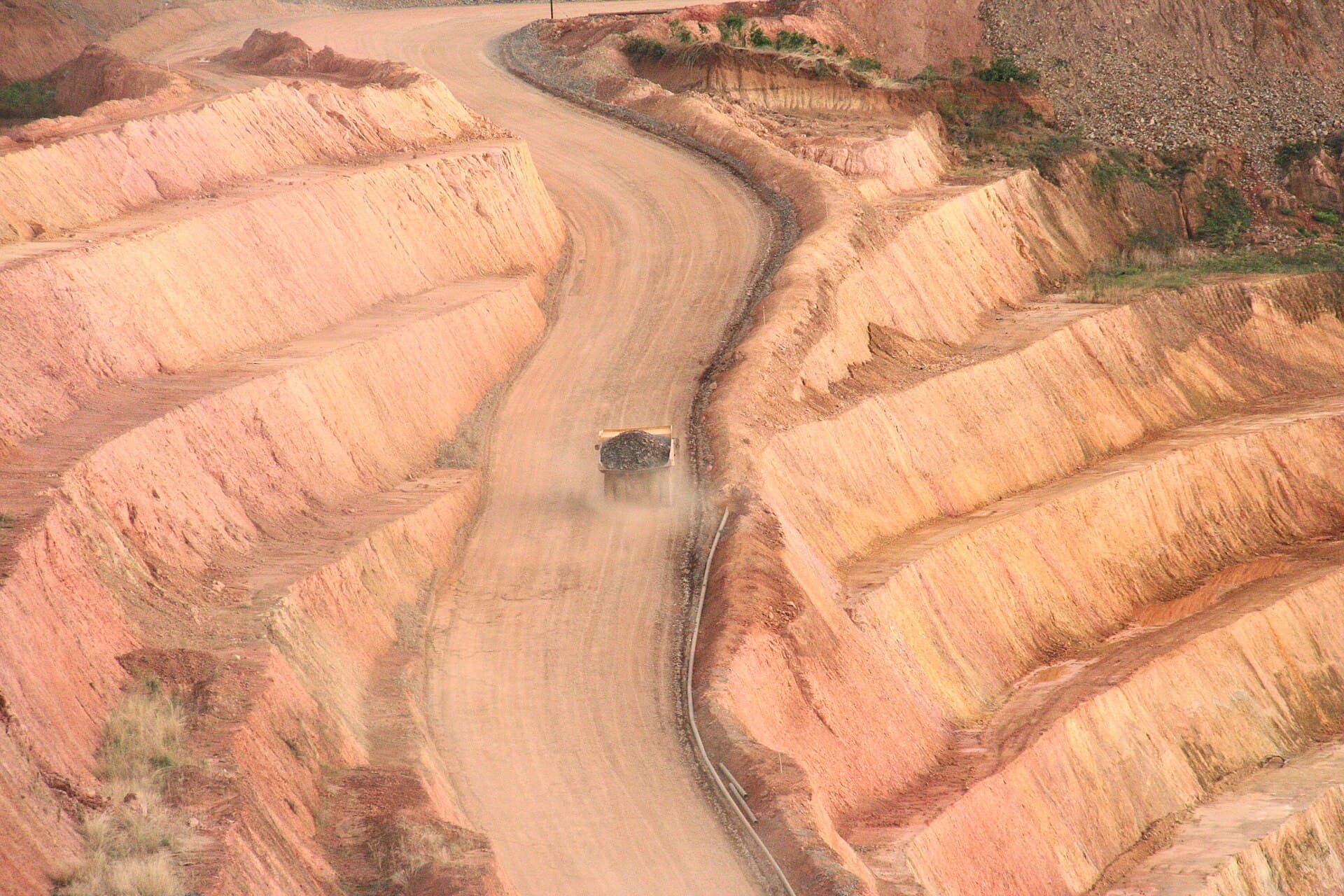 Camion de transport de minerai remontant les gradins d’une mine d’or à ciel ouvert