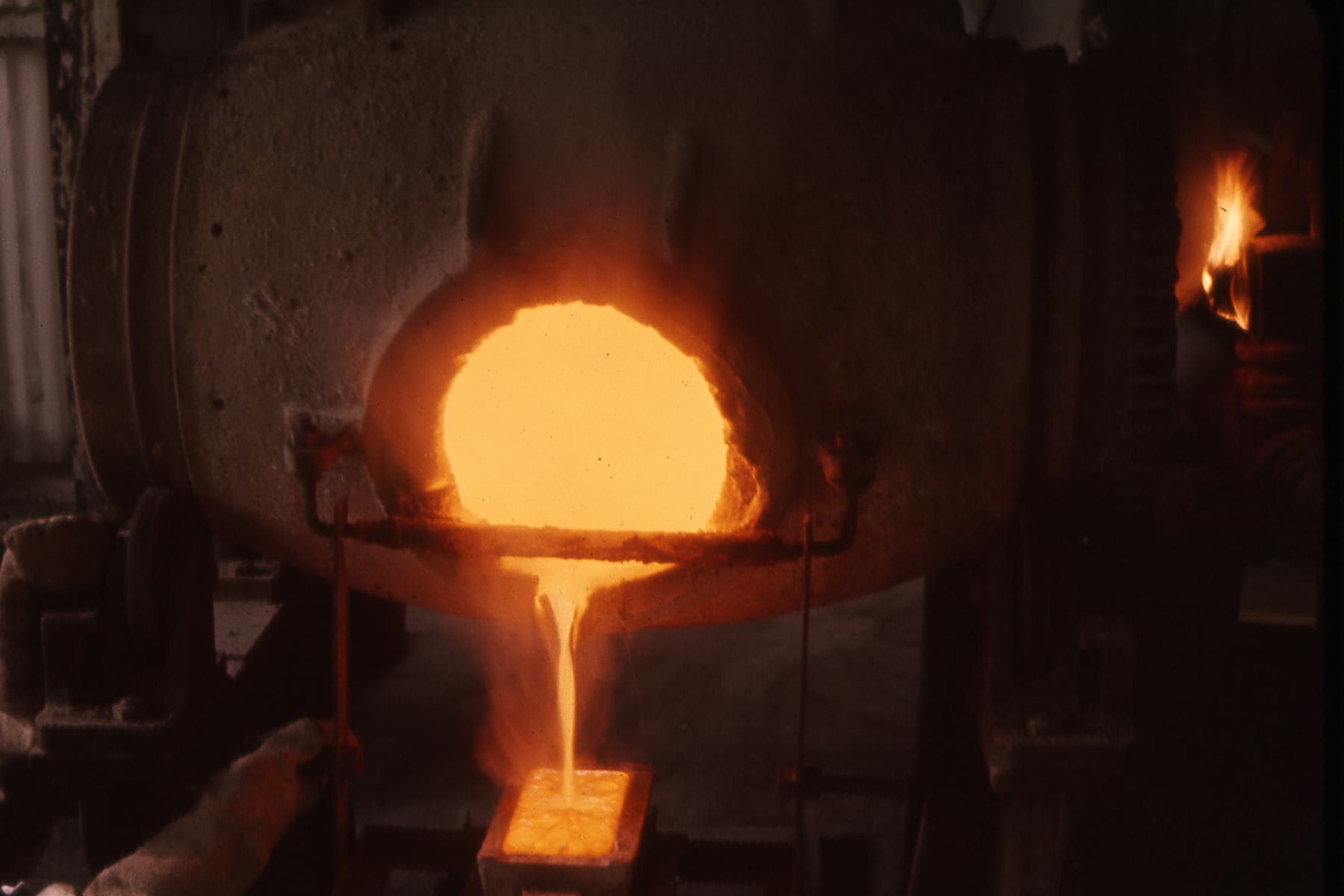Coulée d’or en fusion dans un moule à lingot, à la sortie du four