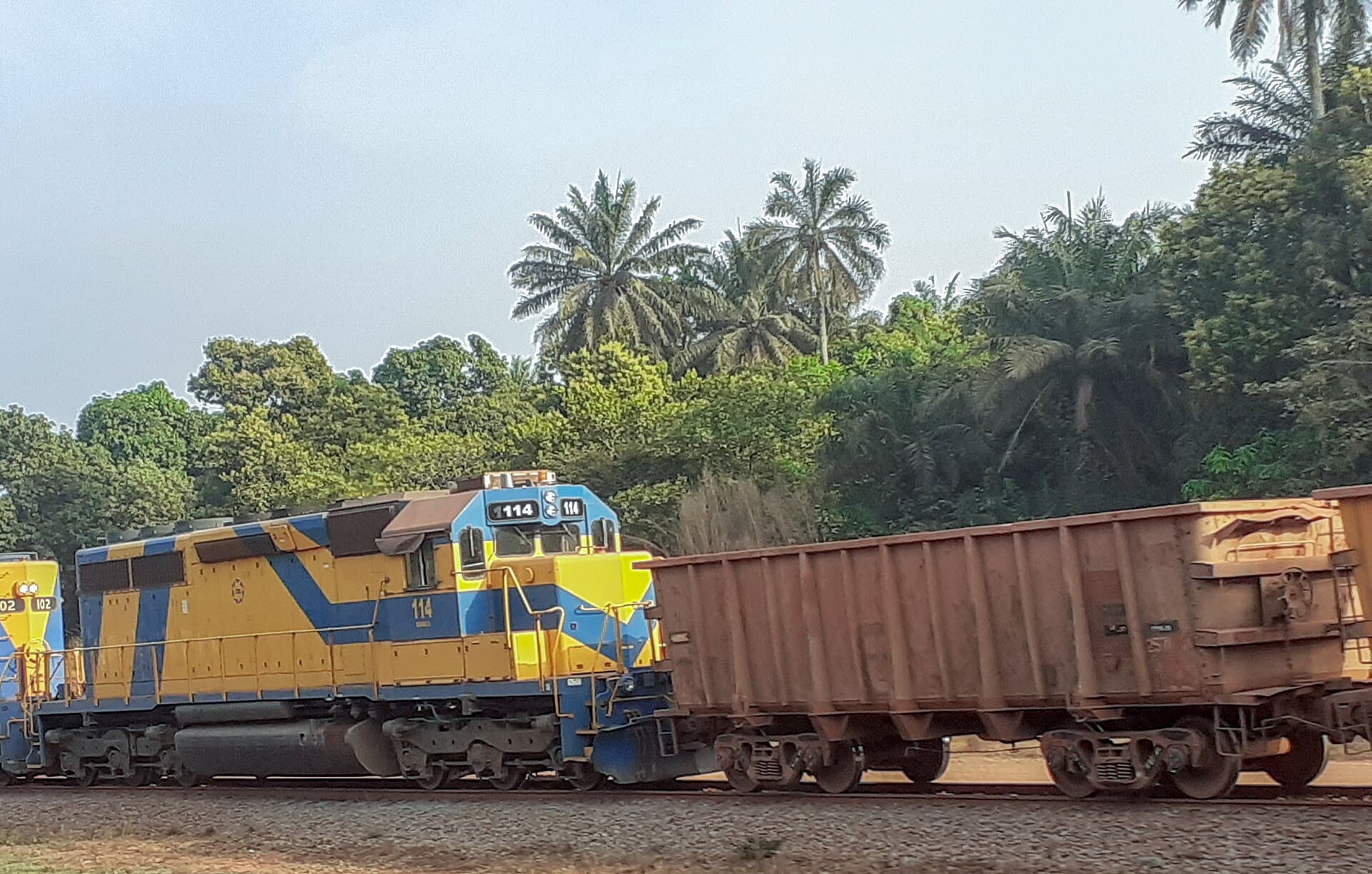 Locomotive et wagons minéraliers sur la ligne Sangarédi–Kamsar, Guinée
