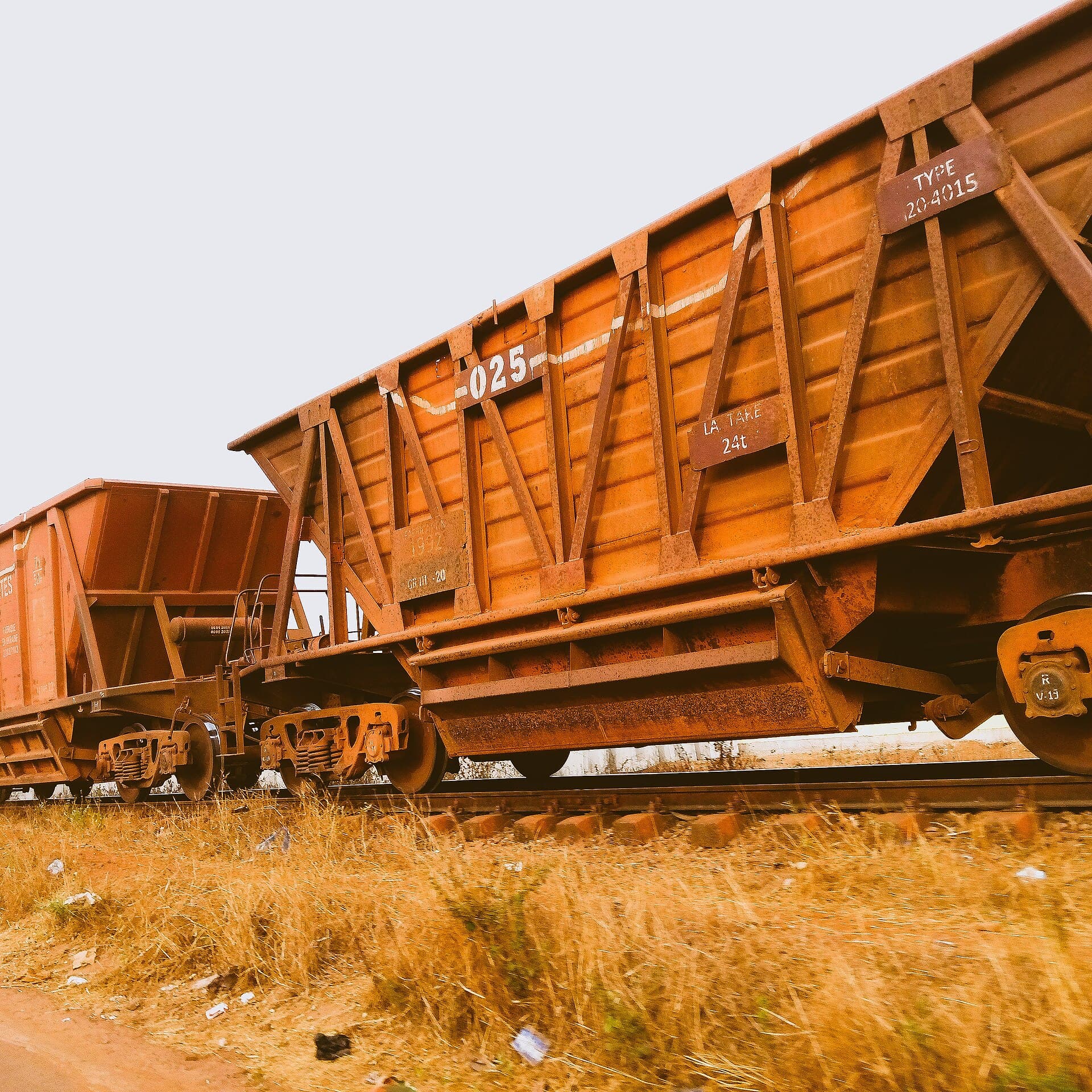 Wagons minéraliers chargés de bauxite sur la voie de la CBK, Kindia, Guinée